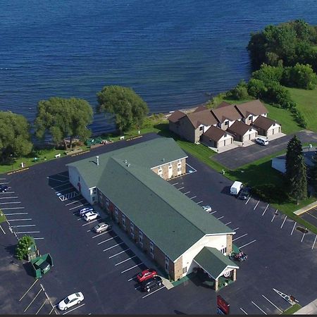 Econo Lodge On The Bay Menominee Exterior foto