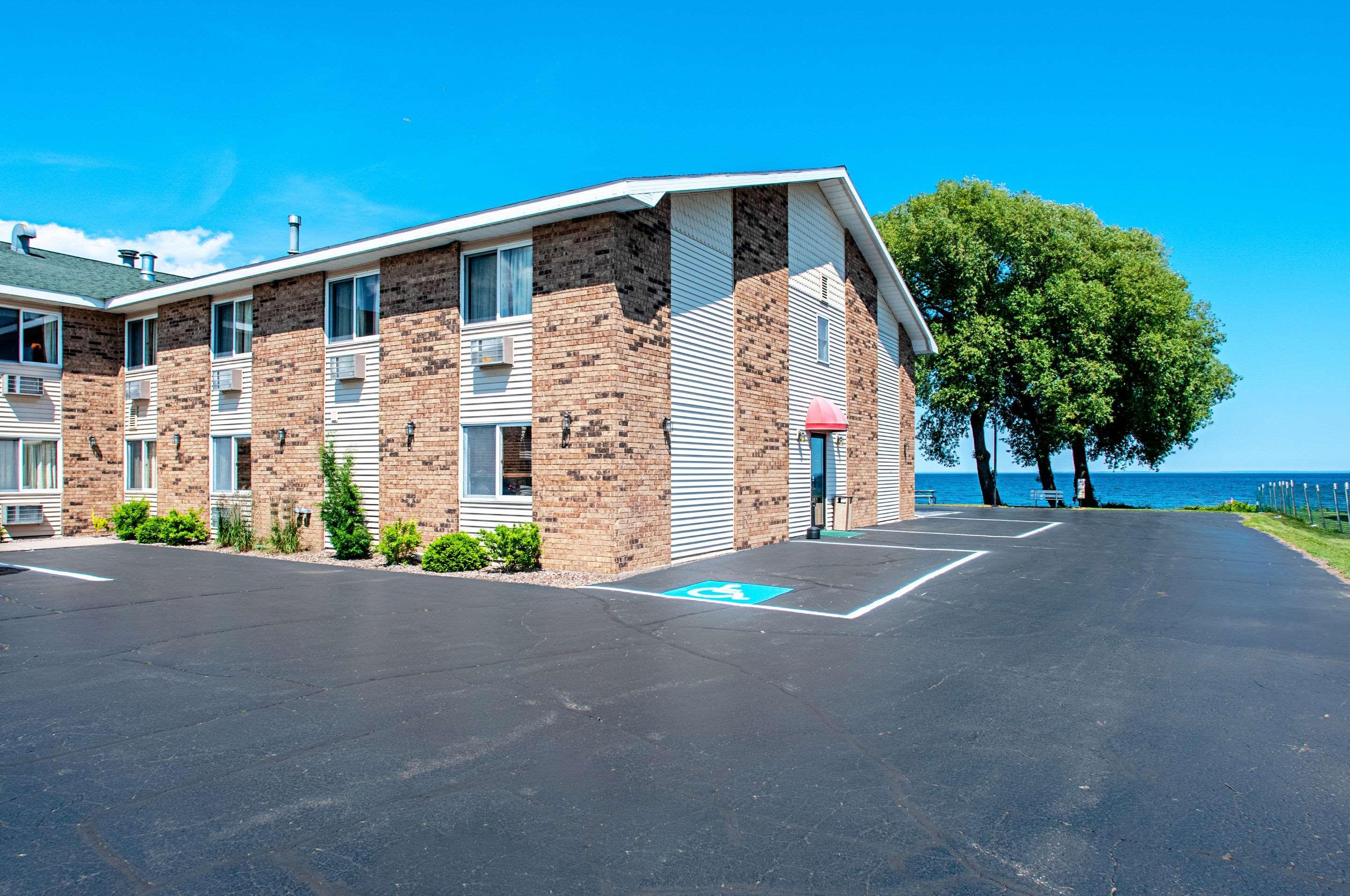 Econo Lodge On The Bay Menominee Exterior foto