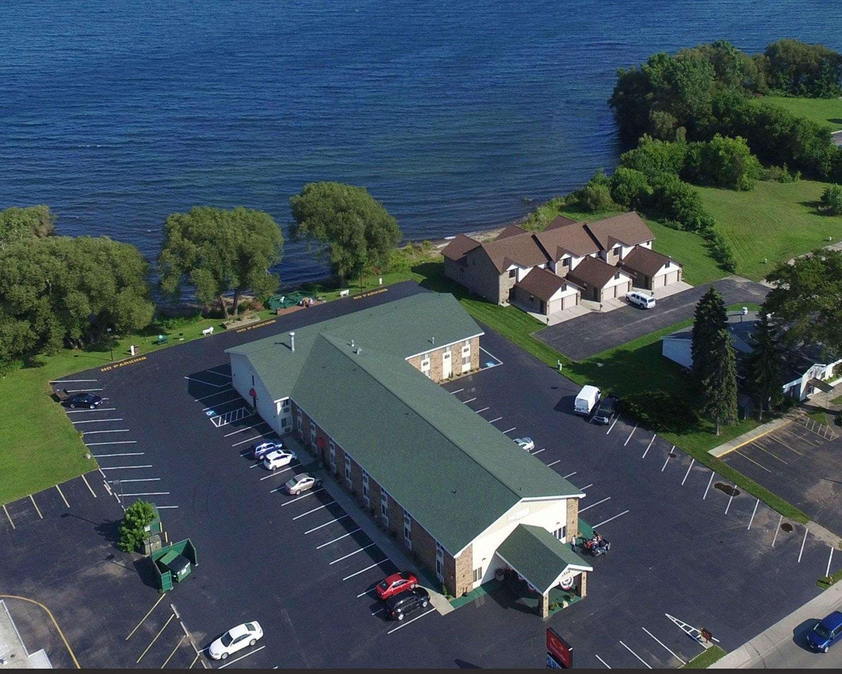 Econo Lodge On The Bay Menominee Exterior foto