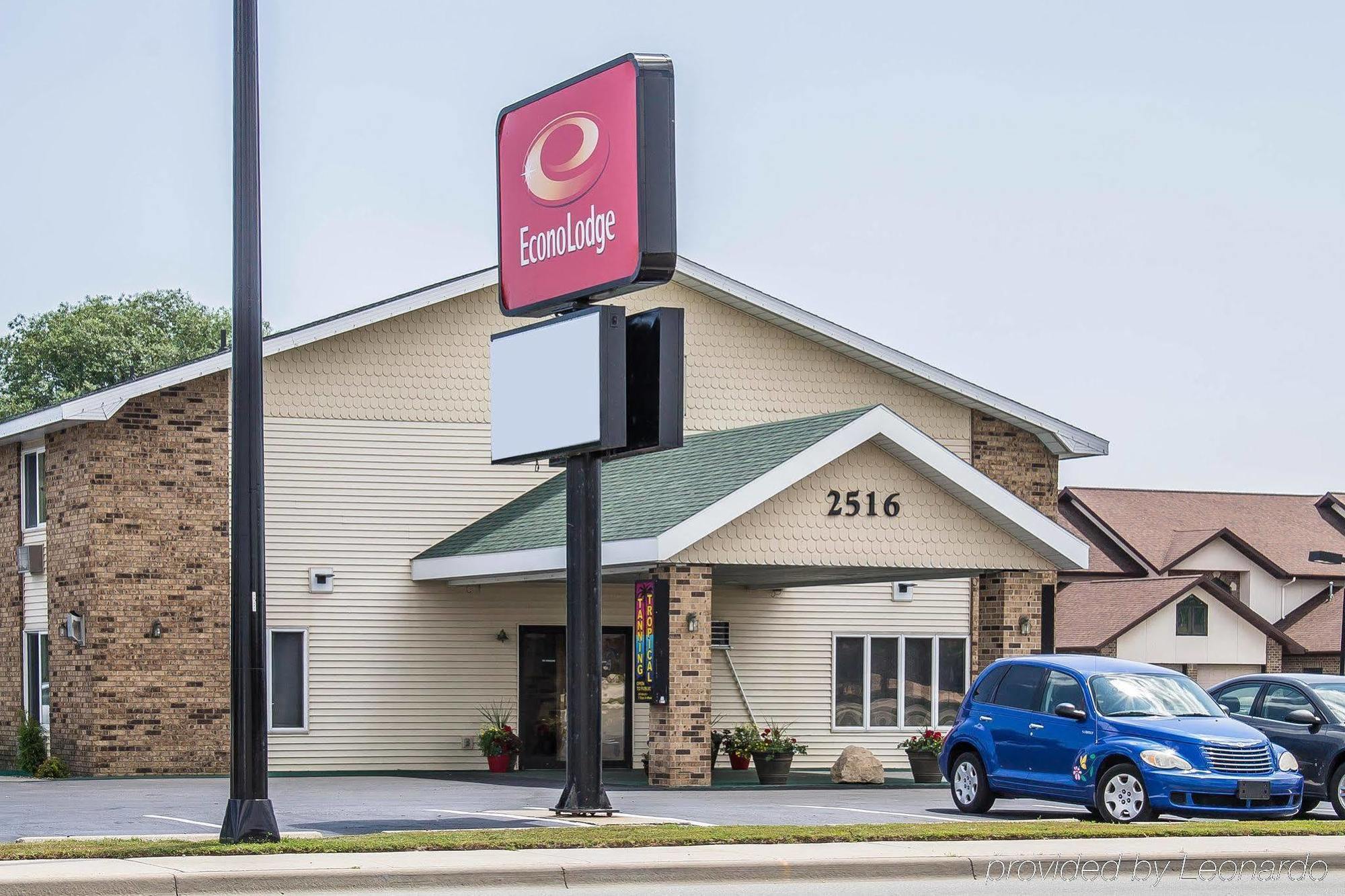 Econo Lodge On The Bay Menominee Exterior foto