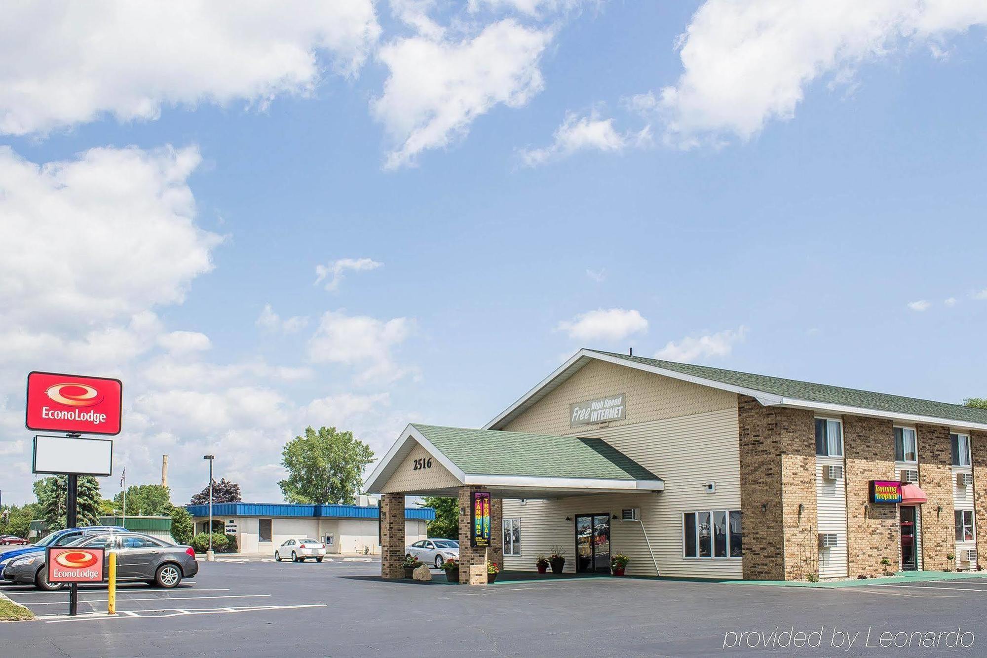 Econo Lodge On The Bay Menominee Exterior foto